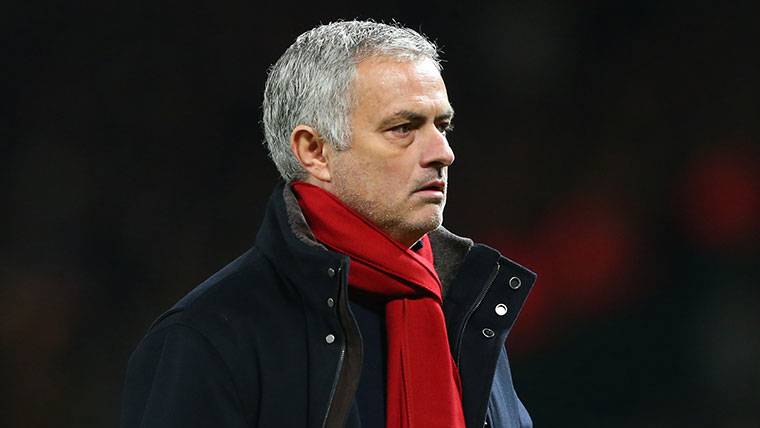 José Mourinho, dirigiendo un partido del Manchester United