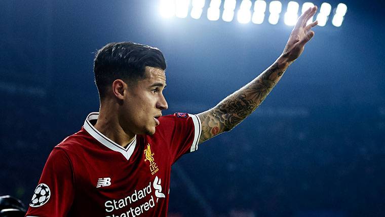 Coutinho, a punto de sacar un córner con el Liverpool