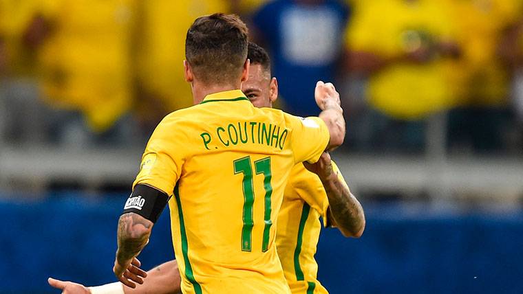 Coutinho, celebrando un gol con Neymar Jr en la selección de Brasil