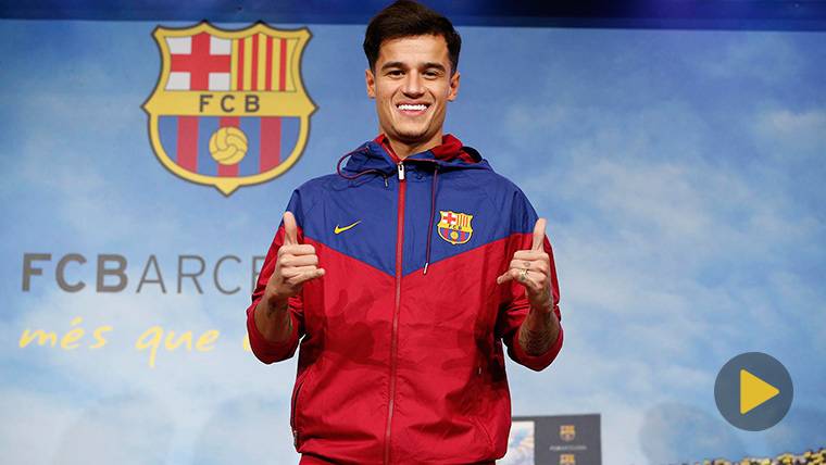 Coutinho, posing in front of the cameras with the sweatshirt of the Barça