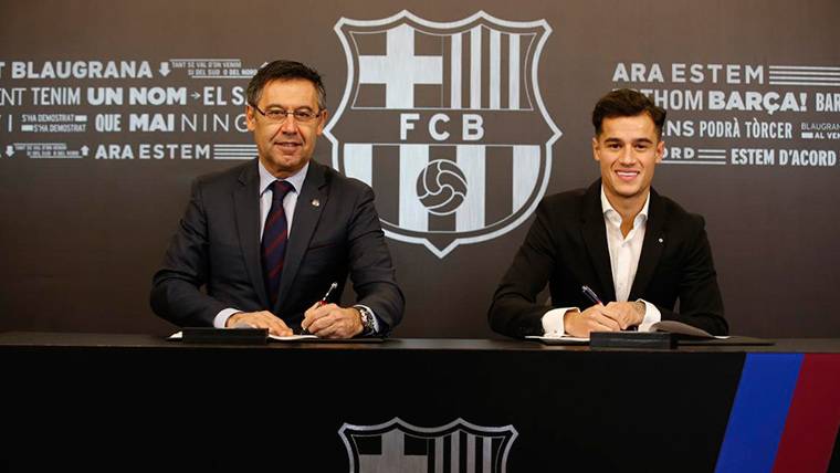 Coutinho, beside Josep Maria Bartomeu signing agreement