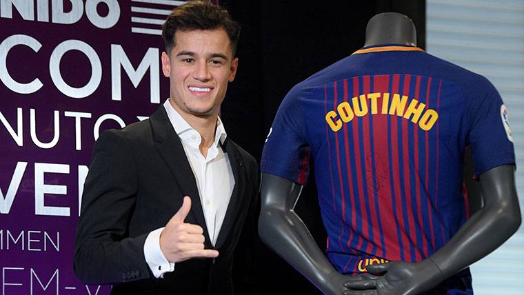 Philippe Coutinho, posando con la camiseta del FC Barcelona