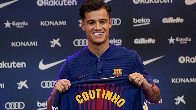 Philippe Coutinho, posing with the T-shirt of the FC Barcelona