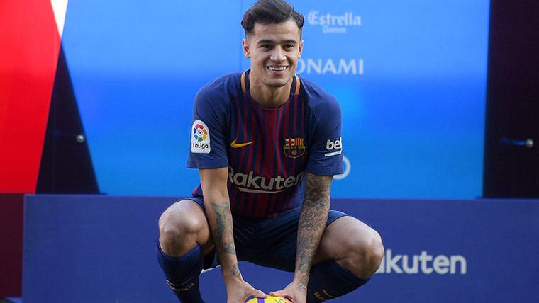 Philippe Coutinho, posing with the T-shirt of the Barça