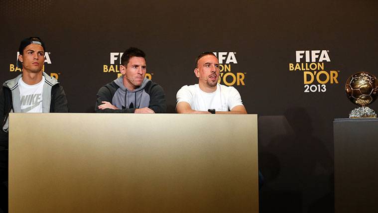 Cristiano Ronaldo, Leo Messi and Frank Ribery beside the Balloon of Gold 2013