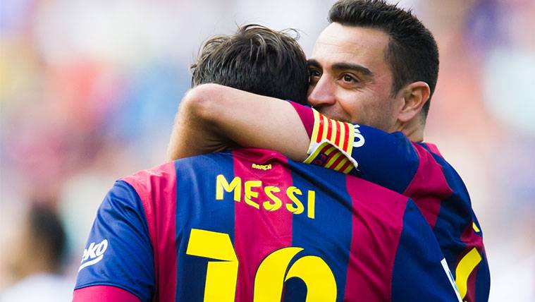 Xavi Hernández y Leo Messi celebran un gol del FC Barcelona