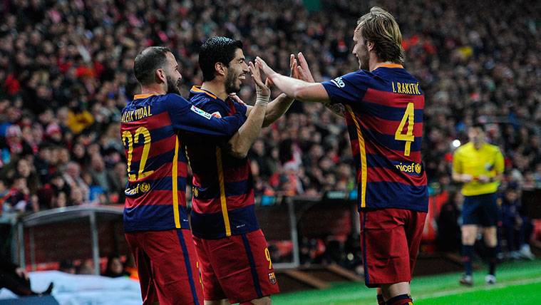 Aleix Vidal, Luis Suárez and Ivan Rakitic celebrate a goal of the FC Barcelona