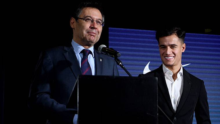Philippe Coutinho and Josep Maria Bartomeu in the presentation of the Brazilian