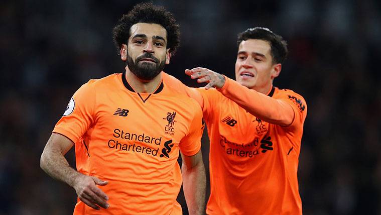 Mohamed Salah y Philippe Coutinho celebran un gol del Liverpool