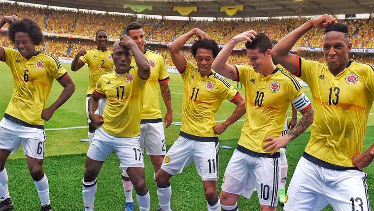Yerry Mina celebra un gol con los futbolistas de la selección de Colombia