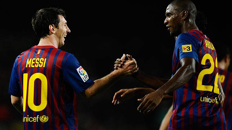 Éric Abidal y Leo Messi, saludándose durante un partido con el Barça
