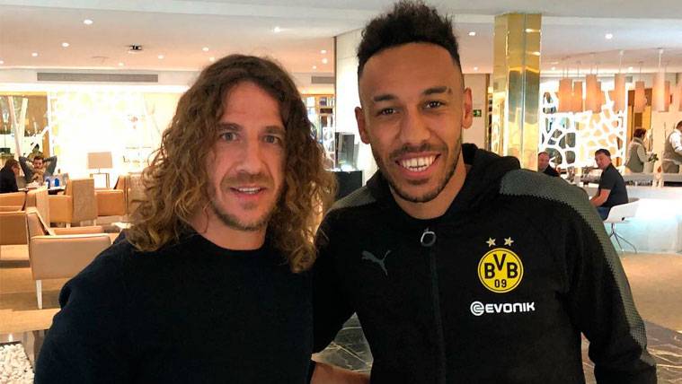 Pierre-Emerick Aubameyang shared a photo beside Carles Puyol