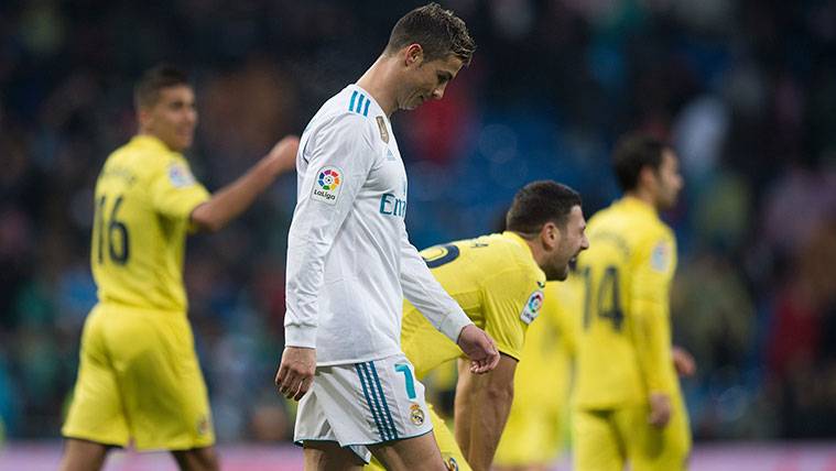 Cristiano Ronaldo regrets  after an action against the Villareal