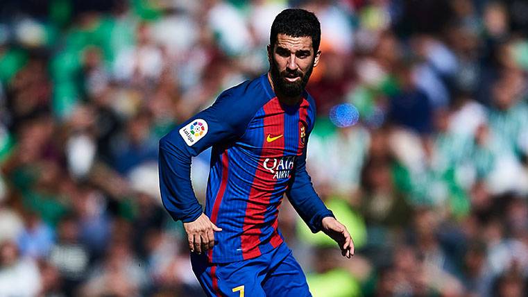 Arda Turan en un partido con el FC Barcelona