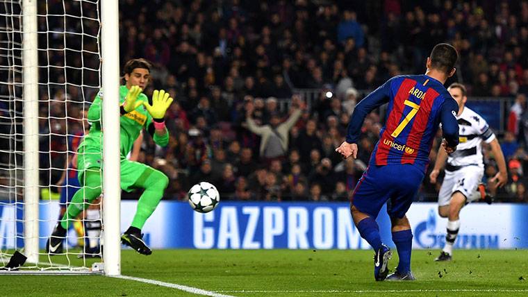 Arda Turan, marcando un gol con la camiseta del FC Barcelona