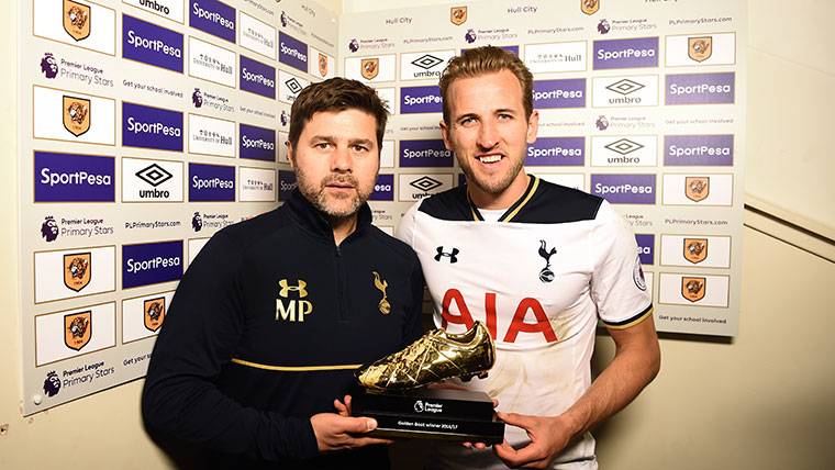 Harry Kane and Pochettino, after receiving a prize in the Premier League