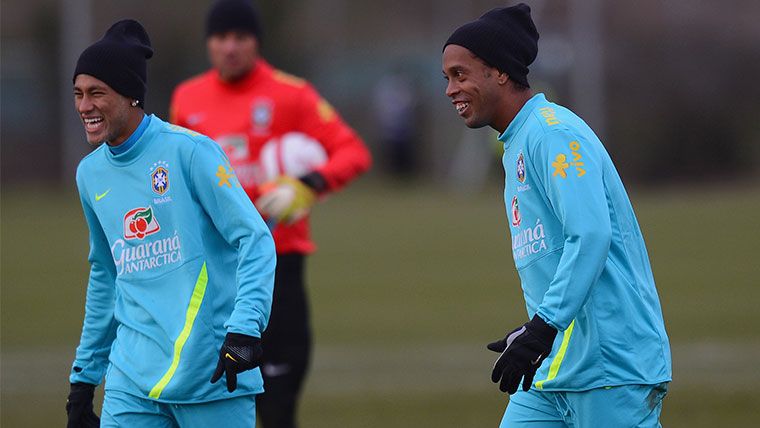 Neymar y Ronaldinho en un entrenamiento con la selección de Brasil