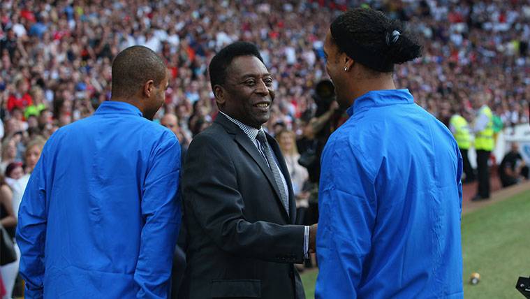 Pelé saluda a Ronaldinho durante un partido de fútbol benéfico