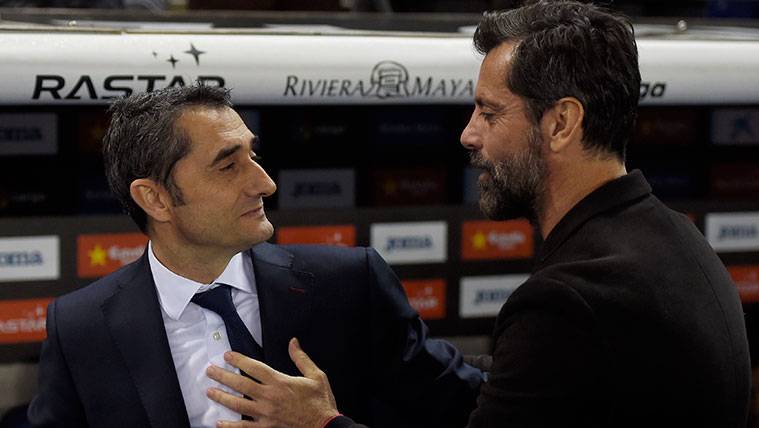 Ernesto Valverde and Quique Sánchez Flores in the previous greeting to the derbi