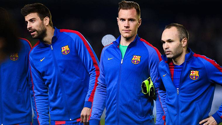 Gerard Hammered, Marc-André Ter Stegen and Andrés Iniesta in the previous of a party