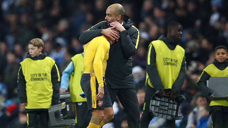 Pep Guardiola, embracing to Alexis in an image of archive