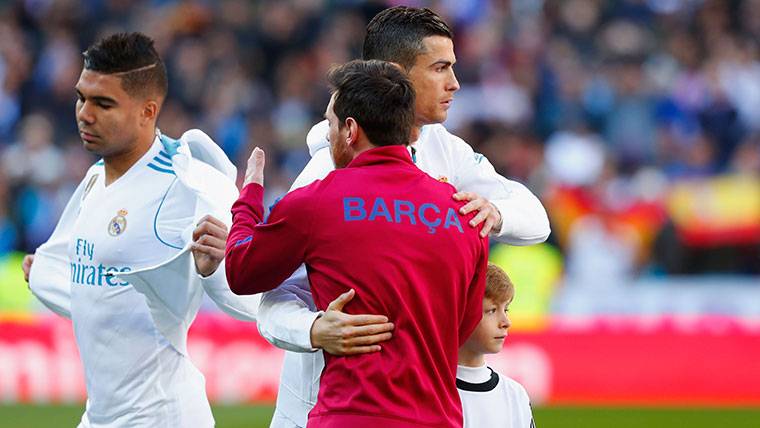 Leo Messi y Cristiano Ronaldo, saludándose antes de un Clásico