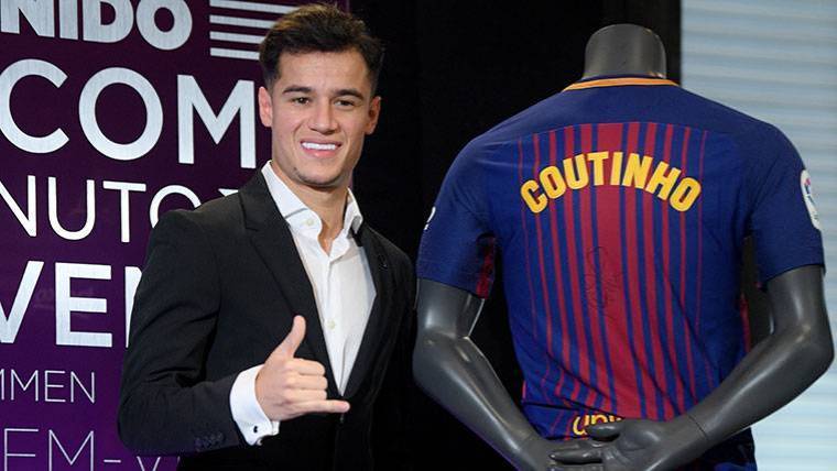 Coutinho, presented with the FC Barcelona