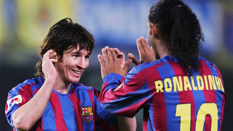Leo Messi y Ronaldinho celebran un gol del FC Barcelona