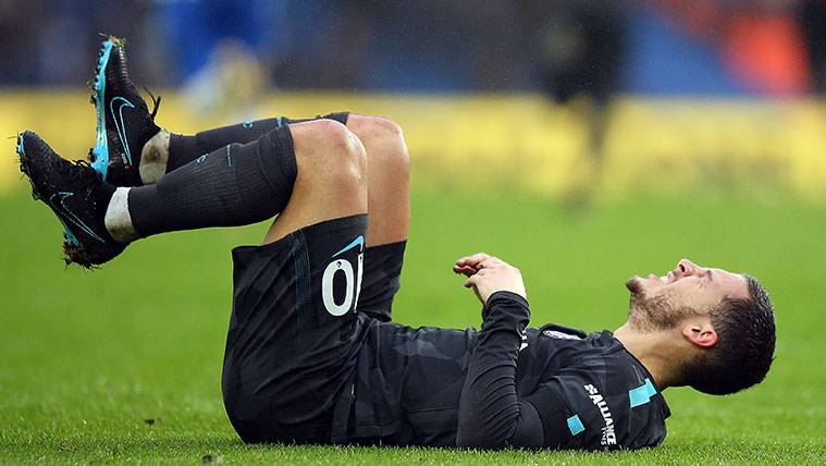 Eden Hazard se duele tras una entrada en un partido del Chelsea