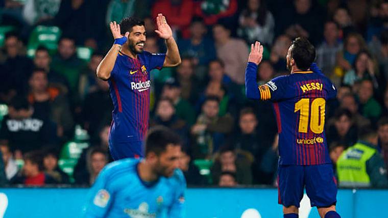 Leo Messi and Luis Suárez, celebrating a goal