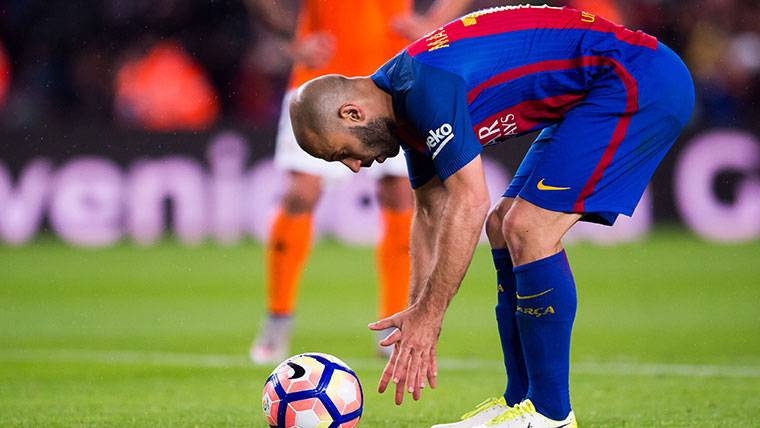 Mascherano, ready to launch a penalti with the Barça