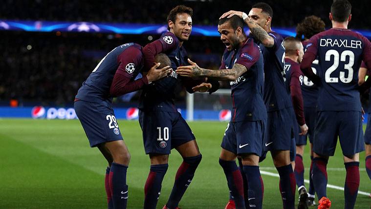 The players of Paris Saint-Germain celebrate a goal of Kylian Mbappé