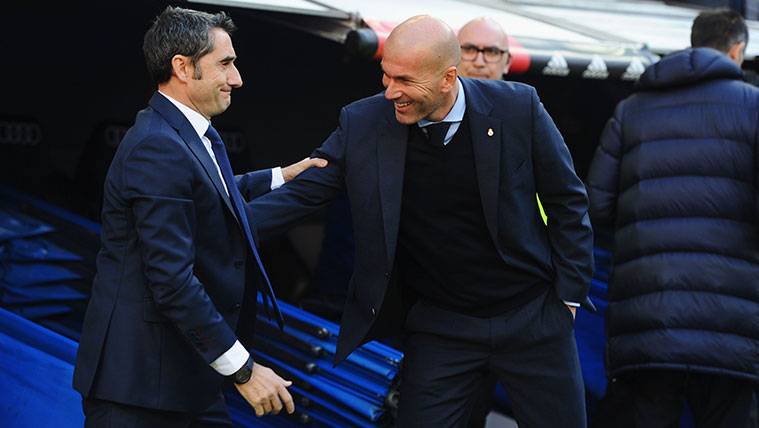 Ernesto Valverde y Zinedine Zidane se saludan en el último Clásico