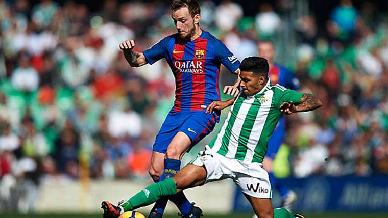 Nahuel y Rakitic, durante un Barça-Betis