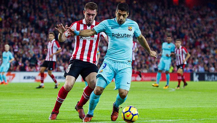 Aymeric Laporte struggles with Luis Suárez by a balloon