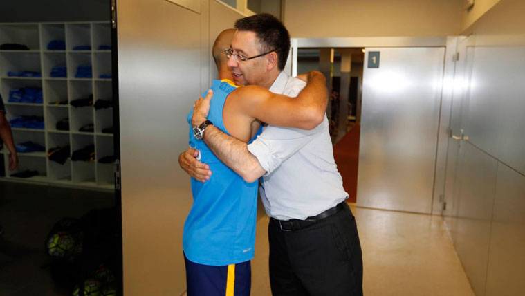 Javier Mascherano and Josep Maria Bartomeu share an embrace