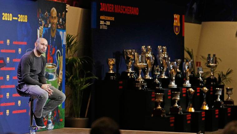 Javier Mascherano posa junto a sus 18 títulos en su despedida del Barça