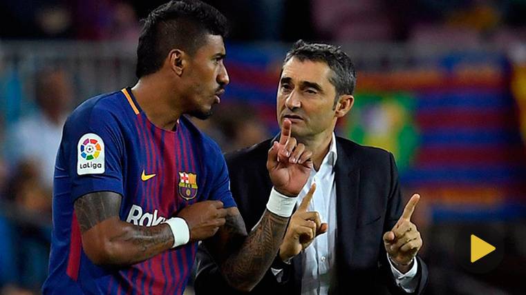 Paulinho y Ernesto Valverde intercambian impresiones durante un partido