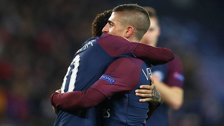 Neymar Jr, recibiendo un abrazo de Marco Verratti