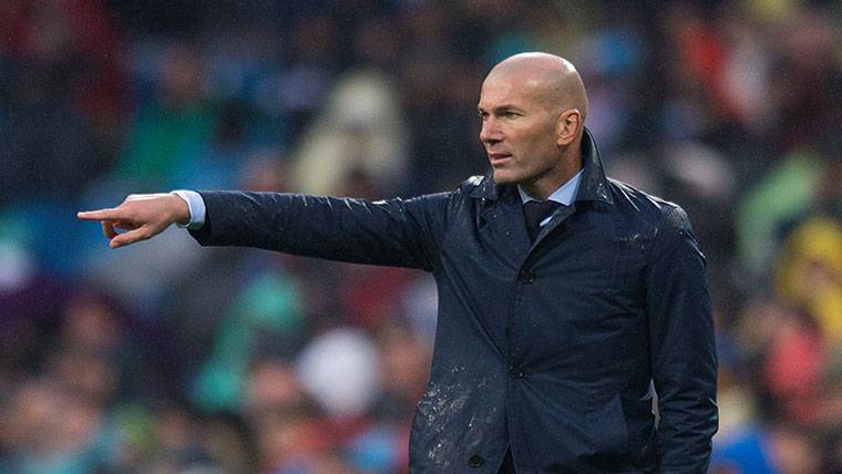 Zinedine Zidane, dando órdenes desde el banquillo