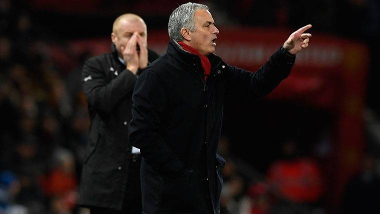 José Mourinho dando instrucciones durante un partido del Manchester United