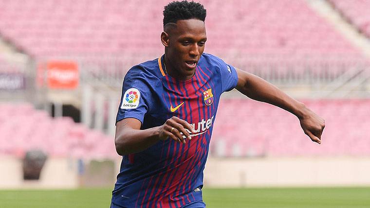 Yerry Mina, during his presentation with the T-shirt of the FC Barcelona
