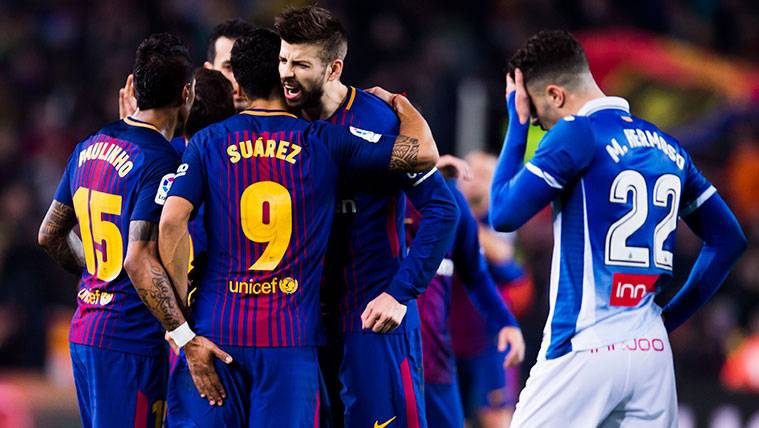 The players of the Barça celebrate one of the goals against the RCD Espanyol