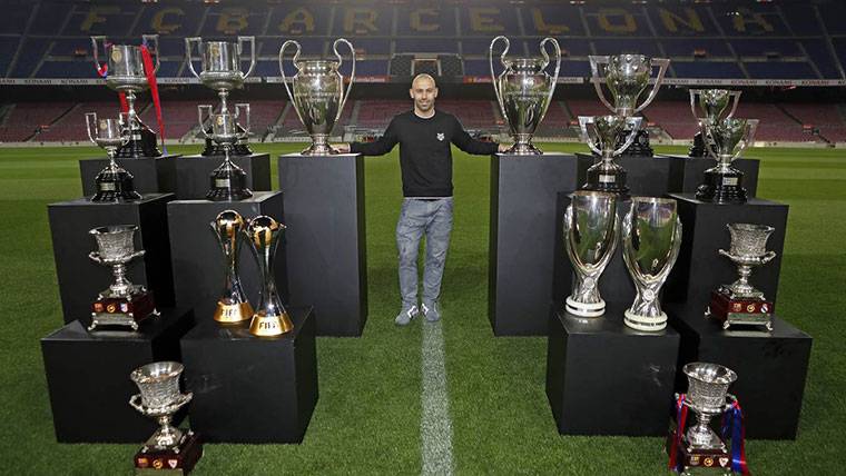 Mascherano, posing beside the titles won with the Barça