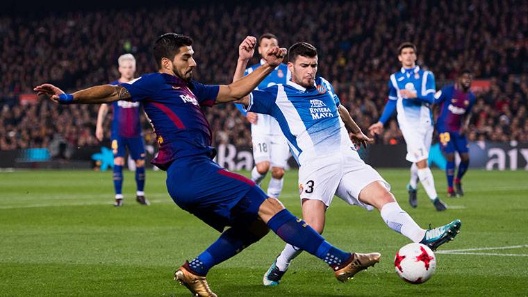 Luis Suárez, durante el encuentro ante el Espanyol en el Camp Nou