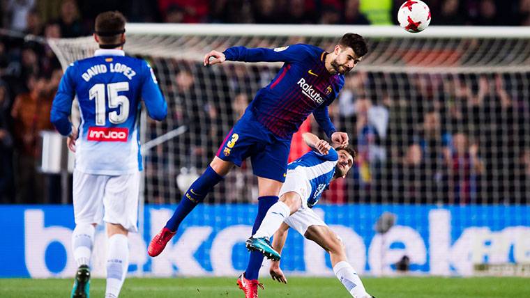 Gerard Piqué, durante el último 'derbi' contra el Espanyol