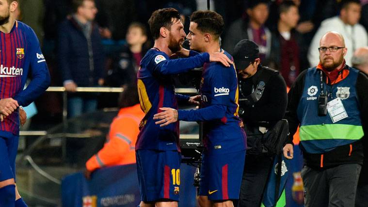 Leo Messi embraces  with Philippe Coutinho the day of his debut with the Barça