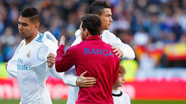 Leo Messi y Cristiano Ronaldo se saludan en los instantes previos a un Clásico