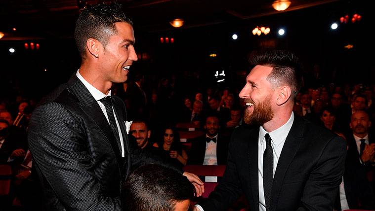 Leo Messi y Cristiano Ronaldo se saludan durante una entrega de premios