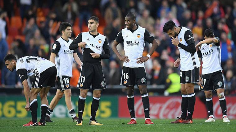 Jugadores del Valencia desolados tras perder ante el Madrid